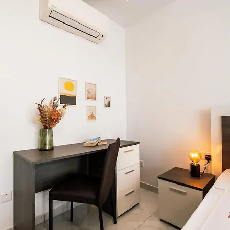 Sea Views In A Stunning 2br In アパート セント・ポールズ・ベイ